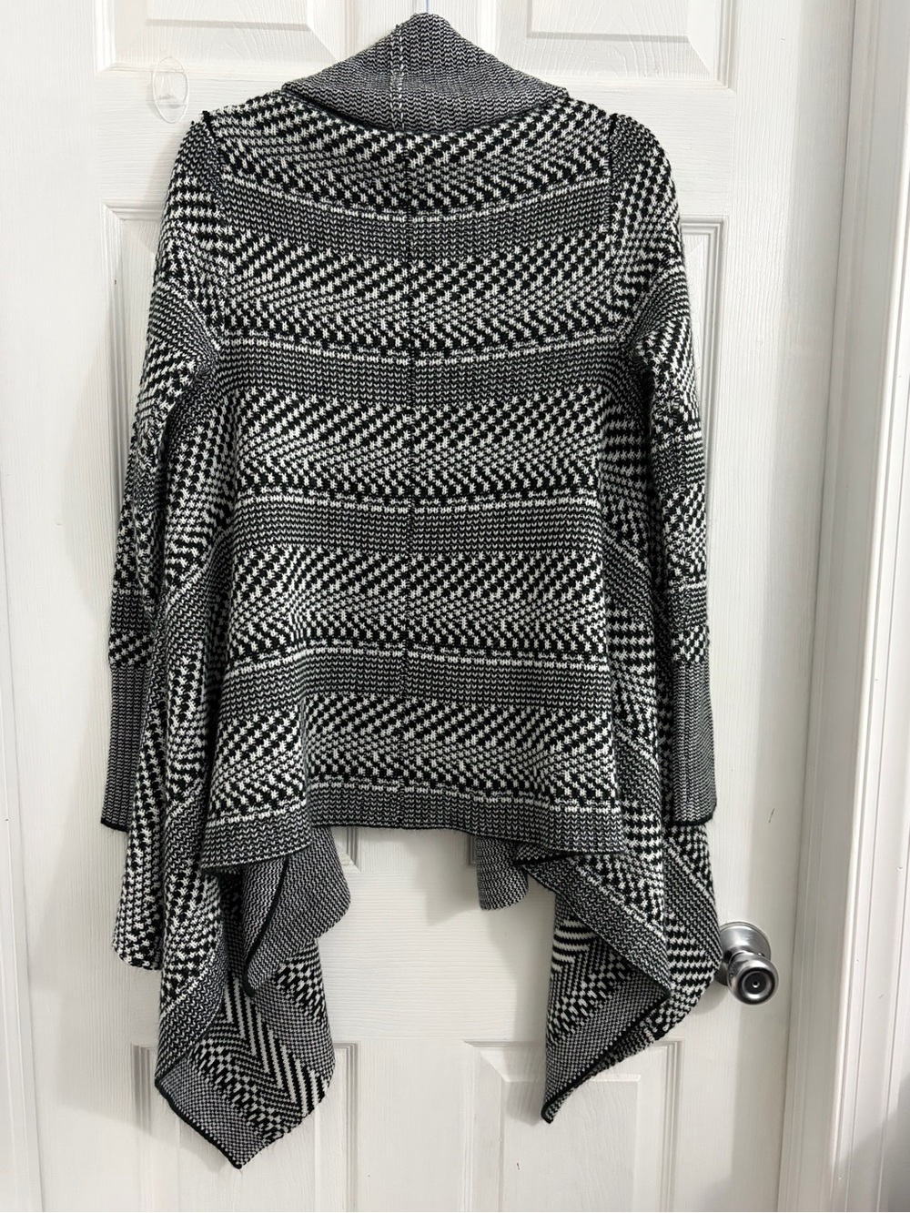Three-Pieces Women’s Patterned Cardigans. Size small. - Picture 12 of 12